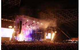 Delta supports Mötley Crüe